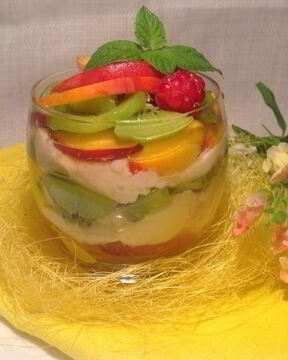 Творожный мусс с персиками и киви