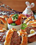 Пасхальное мясное кольцо с перепелиными яйцами по-польски