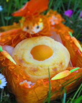 Пасхальные творожные булочки с заварным кремом и абрикосами