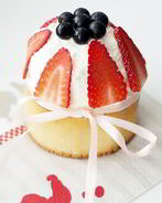 Ванильный пасхальный кулич с ягодами