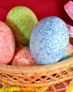Яйца пасхальные окрашенные цветным рисом