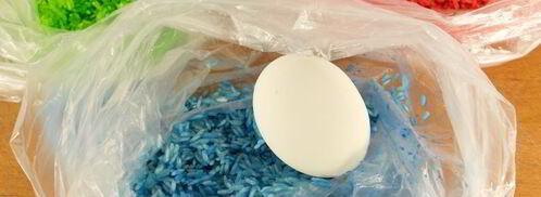 яйца пасхальные окрашенные цветным рисом. Шаг 4