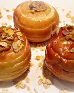 Печеные яблоки в духовке с мюсли