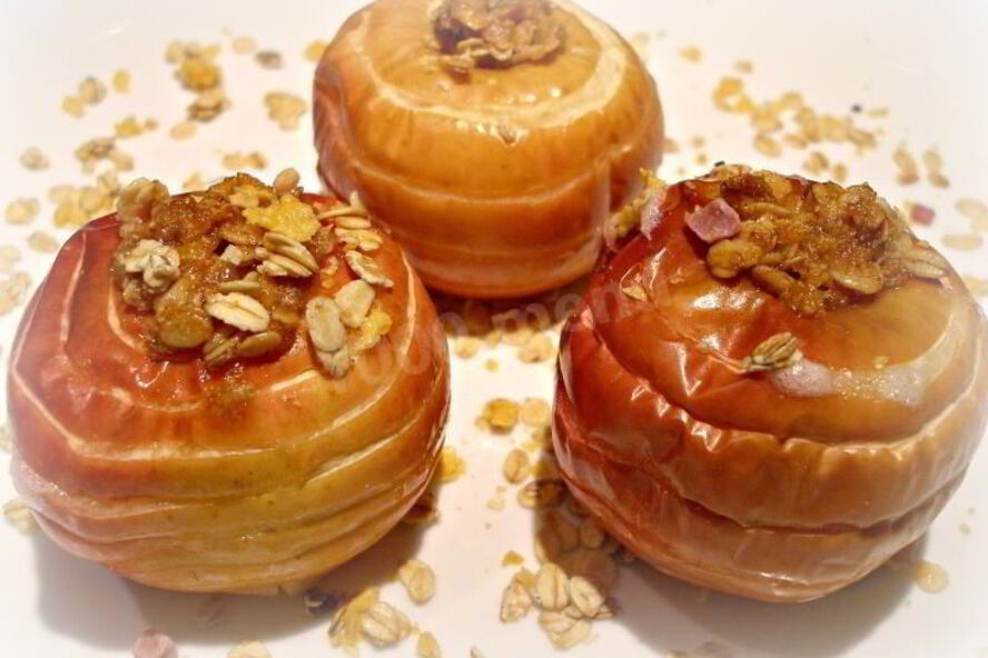 Рецепт печеных яблок в духовке с мюсли