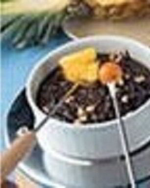 Шоколадное фондю с сухофруктами