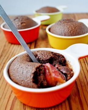 Шоколадный клафути со сливами