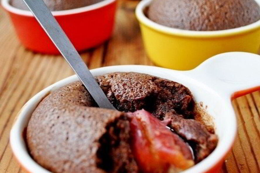 Рецепт шоколадного клафути со сливами