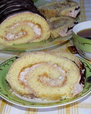 Рулет бисквитный с клубнично-сливочным суфле