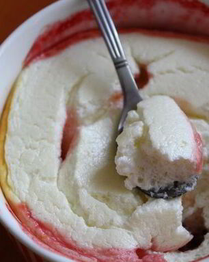 Творожное суфле на подушке из фруктов и ягод