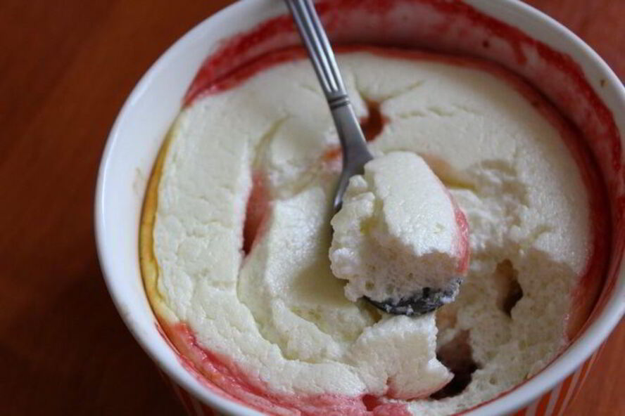 Рецепт творожного суфле на подушке из фруктов и ягод