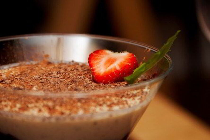 Рецепт клубничного тирамису с кофейными бисквитами