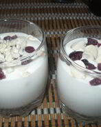 Творожный десерт с вяленой клюквой