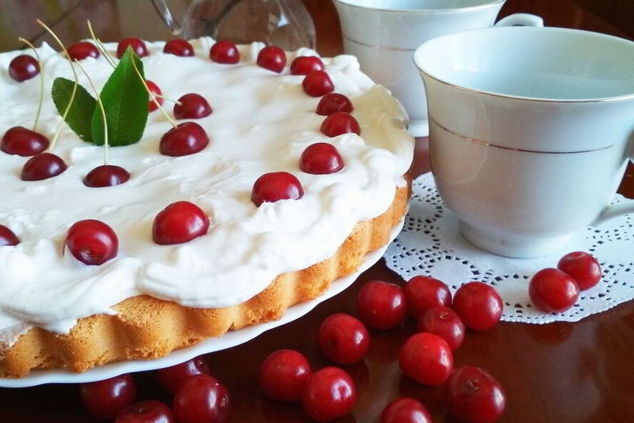 Рецепт бисквита с вишней и зефирным кремом