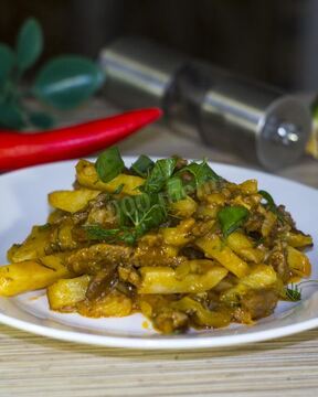 Азу из говядины с солеными огурцами