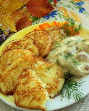 Драники с грибным соусом