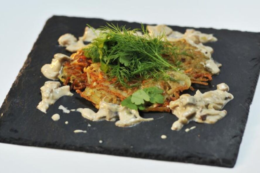 Рецепт картофельно-морковных драники с грибным соусом