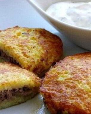 Колдуны с мясной начинкой в грибном соусе