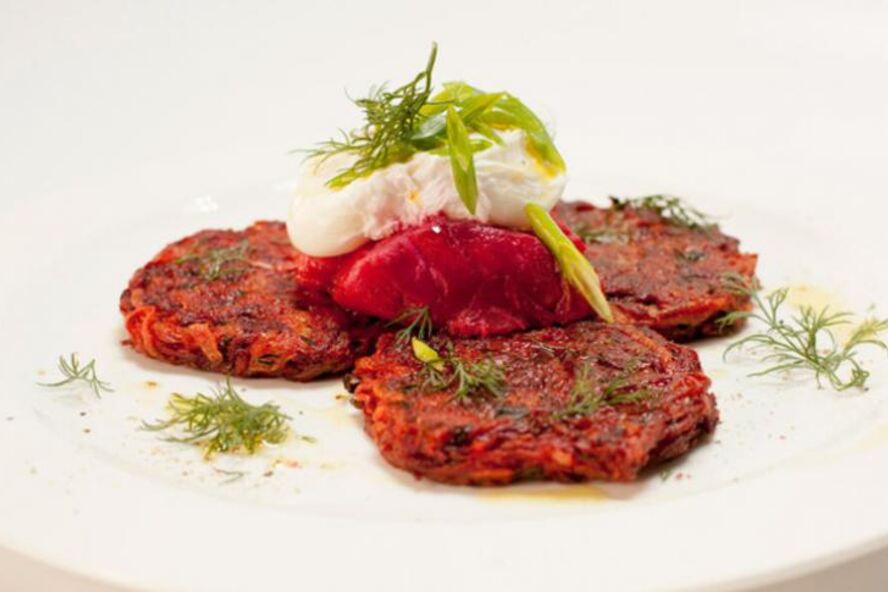 Рецепт свекольно-картофельных драники с розовои трескои и яйцом пашот