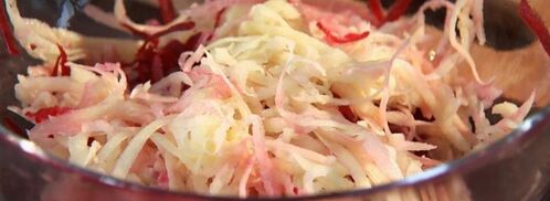 свекольно-картофельные драники с розовои трескои и яйцом пашот. Шаг 3