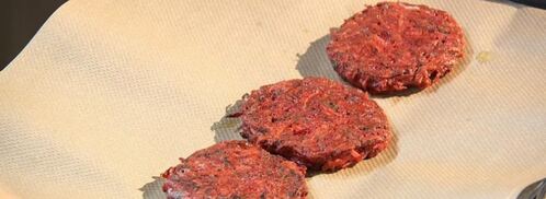 свекольно-картофельные драники с розовои трескои и яйцом пашот. Шаг 4