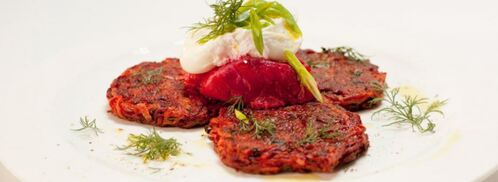 свекольно-картофельные драники с розовои трескои и яйцом пашот. Шаг 6