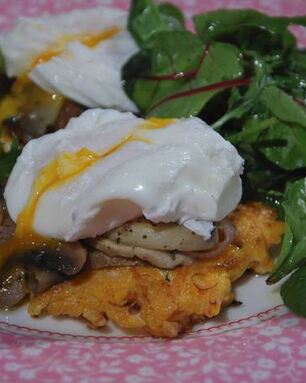 Яйца с грибами на тыквенных драниках