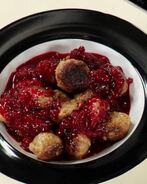 Фрикадельки с брусничным соусом
