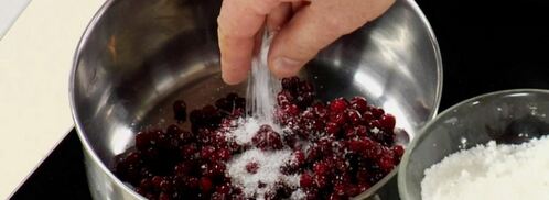 фрикадельки с брусничным соусом. Шаг 5