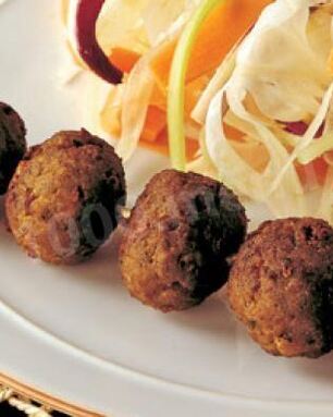 Фрикадельки с фенхелем и салатом из радиккио