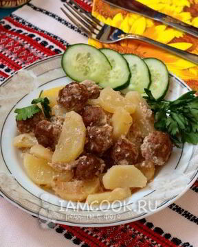 Фрикадельки с картошкой в духовке