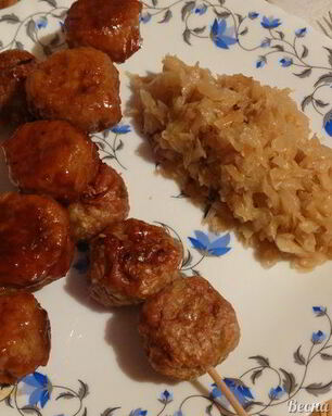 Фрикадельки с овощами и кунжутом