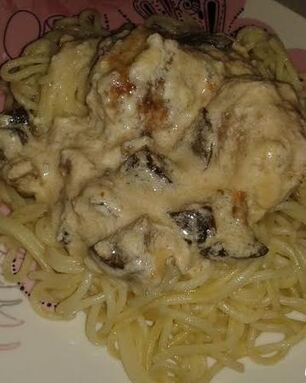 Фрикадельки тушеные с баклажанами