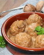 Фрикадельки в охотничьем соусе