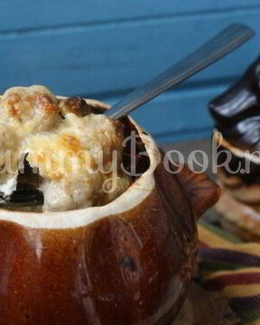 Картофель с грибами и фрикадельками в горшочках