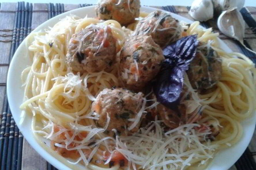 Рецепт спагетти с фрикадельками из шпината и цукини