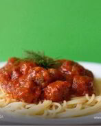 Спагетти с фрикадельками в соусе