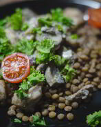 Чечевица с курицей и грибами, тушеными в сливках