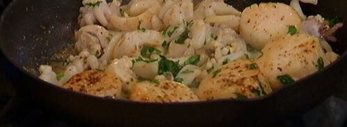 черный рис с кальмарами и морскими гребешками. Шаг 12