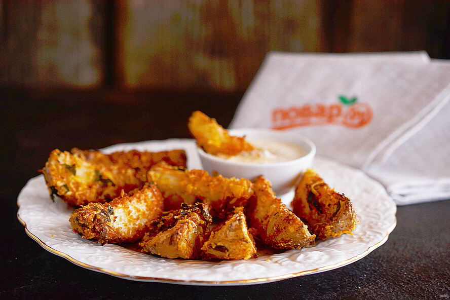 Рецепт деревенского картофеля под сырным соусом