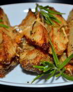 Картофель дольками с пармезаном и розмарином