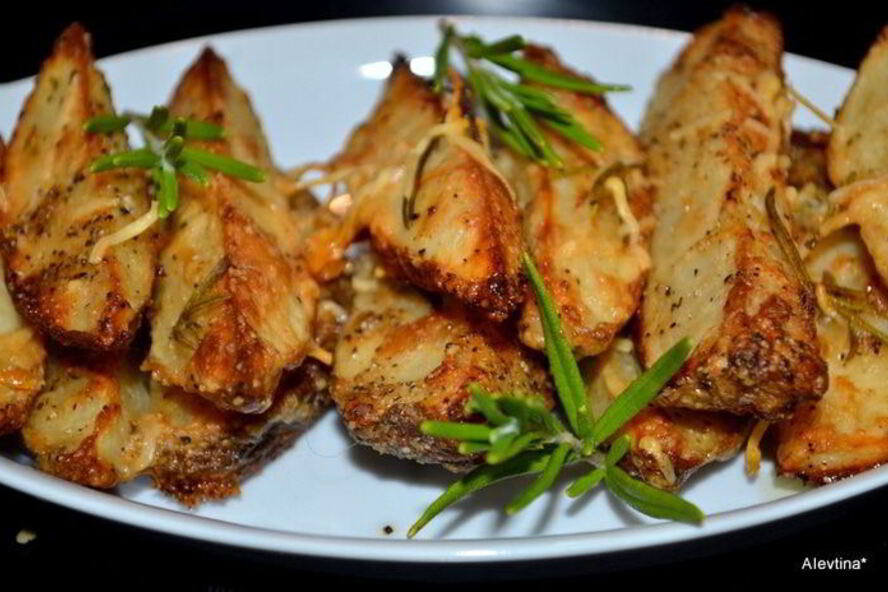 Рецепт картофеля дольками с пармезаном и розмарином