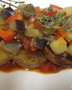 Картофель с овощным соусом