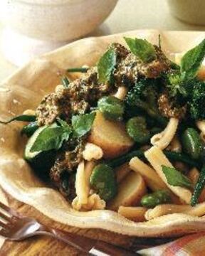 Картофель с пастой, овощами и песто