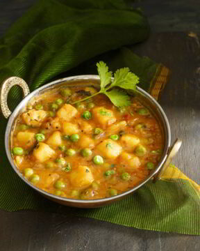 Картофель с зеленым горошком и томатным карри