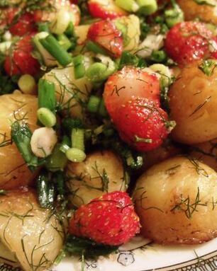 Молодой картофель с клубничной сальсой