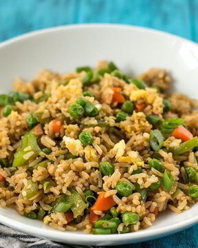 Рис с овощами на сковороде