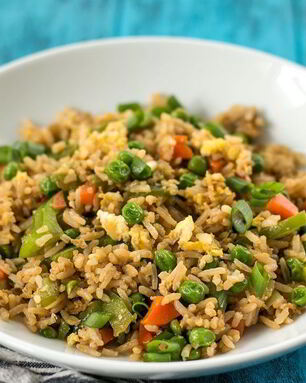 Рис с овощами на сковороде