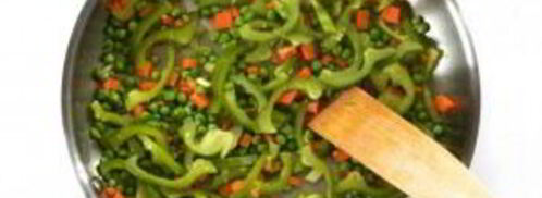 рис с овощами на сковороде. Шаг 4