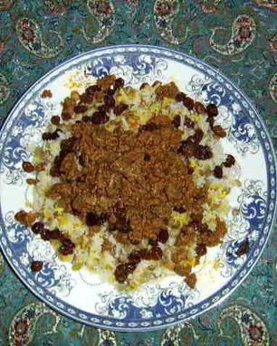 Рис с зеленой чечевицей, изюмом и поджаренным фаршем