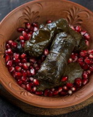 Азербайджанская долма с зернами граната